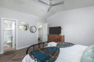 Un dormitorio con una cama y un televisor de pantalla plana. en Sunhaven - Private Heated Pool - Walk to Old Town, en Scottsdale