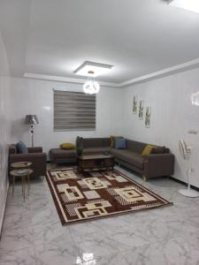 a living room with a couch and a rug at Résidence Salam kosovo in Nouakchott
