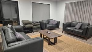 Χώρος καθιστικού στο Silverwood 17th Hole Retreat