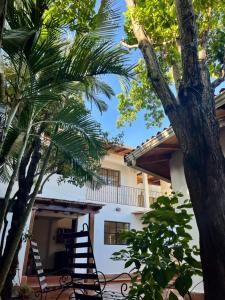 een paar stoelen op de veranda van een huis bij Sunrise Guest House in León +49 foto's