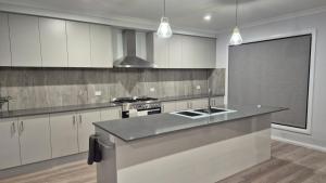 Η κουζίνα ή μικρή κουζίνα στο Silverwood 17th Hole Retreat