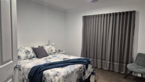 Ένα ή περισσότερα κρεβάτια σε δωμάτιο στο Silverwood 17th Hole Retreat