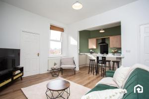 un salon avec un canapé et une cuisine dans l'établissement Jackson Street Wi-fi Parking Vacant Nest, à Tynemouth