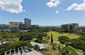- une vue sur un parc avec une ville en arrière-plan dans l'établissement Luana Waikiki, à Honolulu
