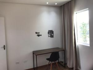 a room with a table and a chair and a window at Apartamento Maravilhoso para Casal em São Roque in São Roque