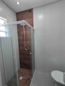 a shower with a glass door in a bathroom at Apartamento Maravilhoso para Casal em São Roque in São Roque