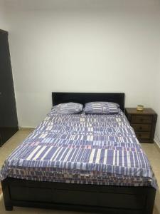 a bed with two pillows on it in a bedroom at acogedor apartamento moderno in Barranquilla