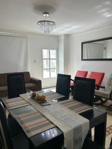 a living room with a table with chairs and a dining room at acogedor apartamento moderno in Barranquilla