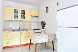 Kuchyň nebo kuchyňský kout v ubytování Holiday Home Lucica 4034 + 33 fotografií