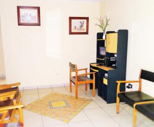 sala de estar con TV, mesa y sillas en Helena de Santa María, en Arequipa