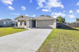 een huis met een oprit in een tuin bij about 6 Mi to Waco Newly Constructed Family Home in Bellmead