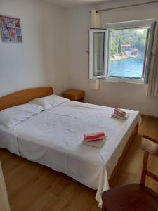 Ένα ή περισσότερα κρεβάτια σε δωμάτιο στο Secluded fisherman's cottage Cove Lucica, Hvar - 4034