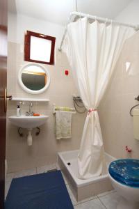 Ένα μπάνιο στο Secluded fisherman's cottage Cove Lucica, Hvar - 4034