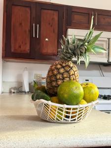 een fruitmand op een aanrecht in de keuken bij Sunrise Guest House in León