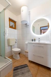 Ένα μπάνιο στο Apartments by the sea Cove Solotisa, Hvar - 4623