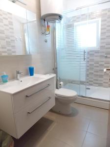 Un baño de Apartments and rooms with parking space Barbat, Rab - 4862