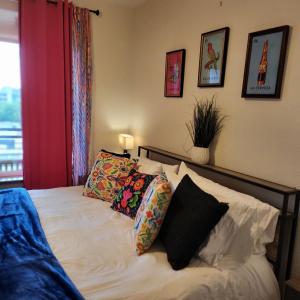 サンアントニオにあるIG-Worthy Fiesta DT Retreat hotel Apt with free Parking and Pets Allowedのベッドルーム1室(枕付きのベッド1台、窓付)