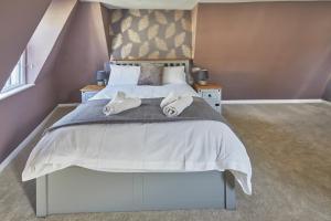 Postel nebo postele na pokoji v ubytování Opp Sally Lunns Sleeps 10 Spacious Maisonette