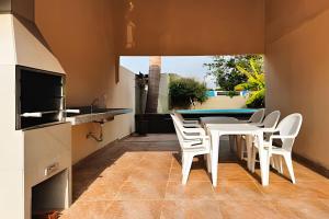 Μια τηλεόραση ή/και κέντρο ψυχαγωγίας στο Casa com piscina no coração de Bonito/ até 12 pess