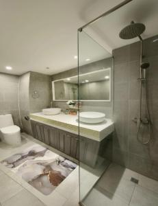 Et badeværelse på Omni Tower Sukhumvit Nana - Luxury Condominium