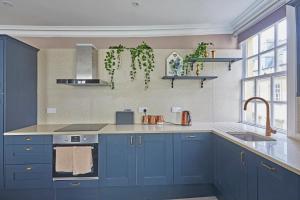 Kuchyň nebo kuchyňský kout v ubytování Opp Sally Lunns Sleeps 10 Spacious Maisonette