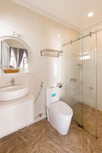 a bathroom with a toilet and a sink and a shower at An Nhiên Hotel & Villa Da Lat in Khu Chi Lăng