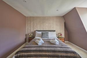 Postel nebo postele na pokoji v ubytování Opp Sally Lunns Sleeps 10 Spacious Maisonette + 5 fotografií