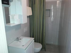 Ένα μπάνιο στο Apartments with parking space Pomer, Medulin - 7374 +19 φωτογραφίες