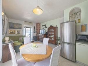 una cocina y comedor con una mesa y un refrigerador en Apartments with parking space Postira, Brac - 11582, en Postira