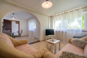 TV/trung tâm giải trí tại Family friendly house with a parking space Stikada, Velebit - 24937