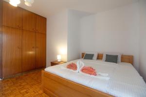 Giường trong phòng chung tại Family friendly house with a parking space Stikada, Velebit - 24937