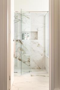 Koupelna v ubytování A Quiet Bright & Stylish Family Home