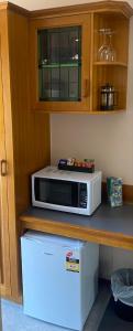 a microwave sitting on top of a counter at McNevins Maryborough Motel in Maryborough