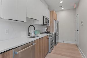 Η κουζίνα ή μικρή κουζίνα στο Lux 2Bedroom Apartment in Dupont Circle