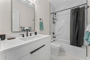 Ένα μπάνιο στο Lux 2Bedroom Apartment in Dupont Circle +20 φωτογραφίες