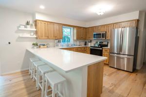 eine Küche mit einer großen weißen Arbeitsplatte und Holzschränken in der Unterkunft White Cedar Retreat in Ellison Bay