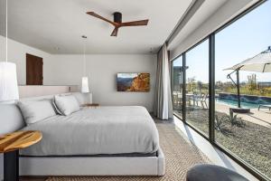 een slaapkamer met een bed en uitzicht op een zwembad bij Fox Suite - Downtown Views - 12 South in Fountain Hills +146 foto's