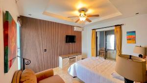 a bedroom with a bed and a ceiling fan at Ruta Verde BB in Tambor