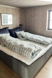 2 letti posti in una stanza con di Nature-Close Cabin By The Water a Eggedal