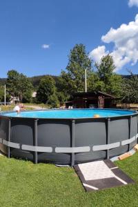 JasenakにあるApartments with swimming pool Jasenak, Gorski kotar - 20718の庭の芝生の大きなスイミングプール