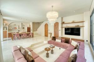 a living room with a pink couch and a dining room at Parisian New 2BR Luxury Villa 8mins walk to Beach in Bingin Beach