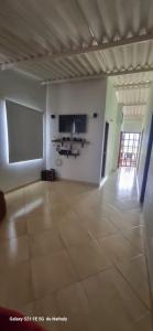 een grote lege kamer met een projectiescherm aan de muur bij Finca El Paraíso in Villeta