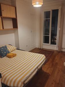 En eller flere senge i et værelse på Charming apartment Paris