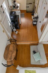 an overhead view of a room with a table and a kitchen at Chihaya Relaxation Haven in Fukuoka
