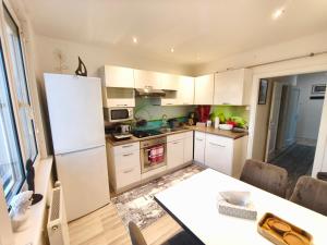 Kuchyň nebo kuchyňský kout v ubytování Big 1 Bedroom Apartment near Airport & City Center + 9 fotografií