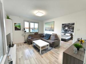 Posezení v ubytování Big 1 Bedroom Apartment near Airport & City Center