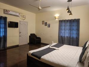 TV a/nebo společenská místnost v ubytování Revive Inn Pondy - Rooms & Villa