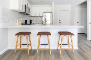 ニューヘイブンにあるDowntown 2BR Gem Yale Wooster Sq WiFiのキッチン(カウンター前に木製のスツール2脚付) +7枚の写真