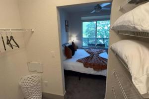 een kleine slaapkamer met een bed en een raam bij Riverwalk Luxury Condo Steps to DT Free Parking in San Antonio +39 foto's