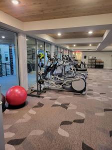 een fitnessruimte met cardio-apparatuur in een hotelkamer bij Riverwalk Luxury Condo Steps to DT Free Parking in San Antonio